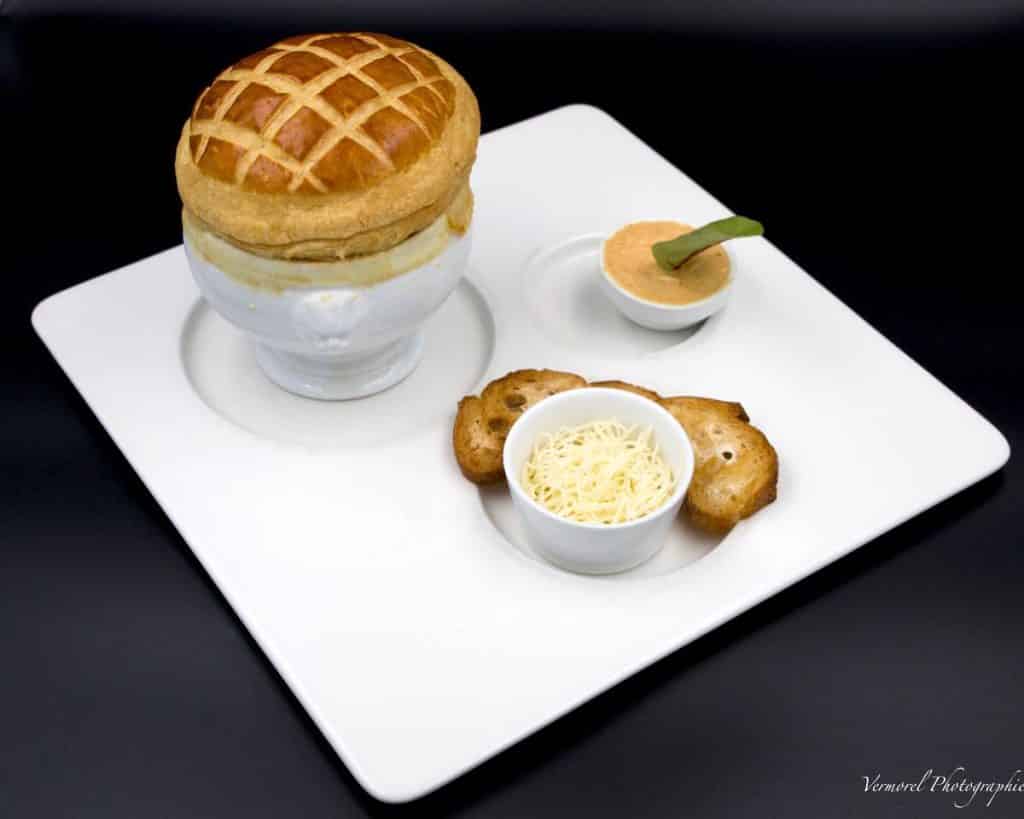 assiete-soupe-de-poisson-en-croute-rouille-croutons-gruyere Assiette soupe de poisson en croute rouille croutons et gruyere
