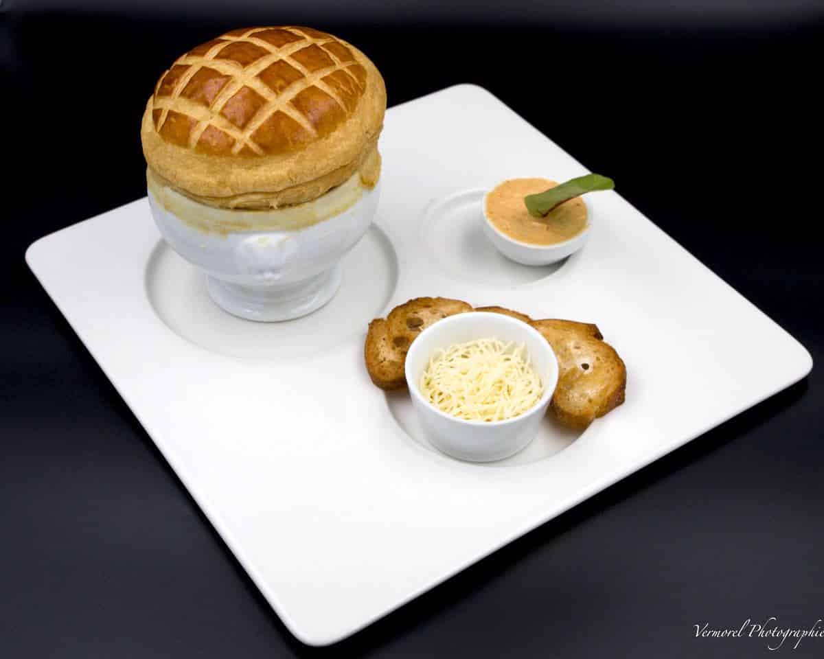 assiete-soupe-de-poisson-en-croute-rouille-croutons-gruyere Assiette soupe de poisson en croute rouille croutons et gruyere