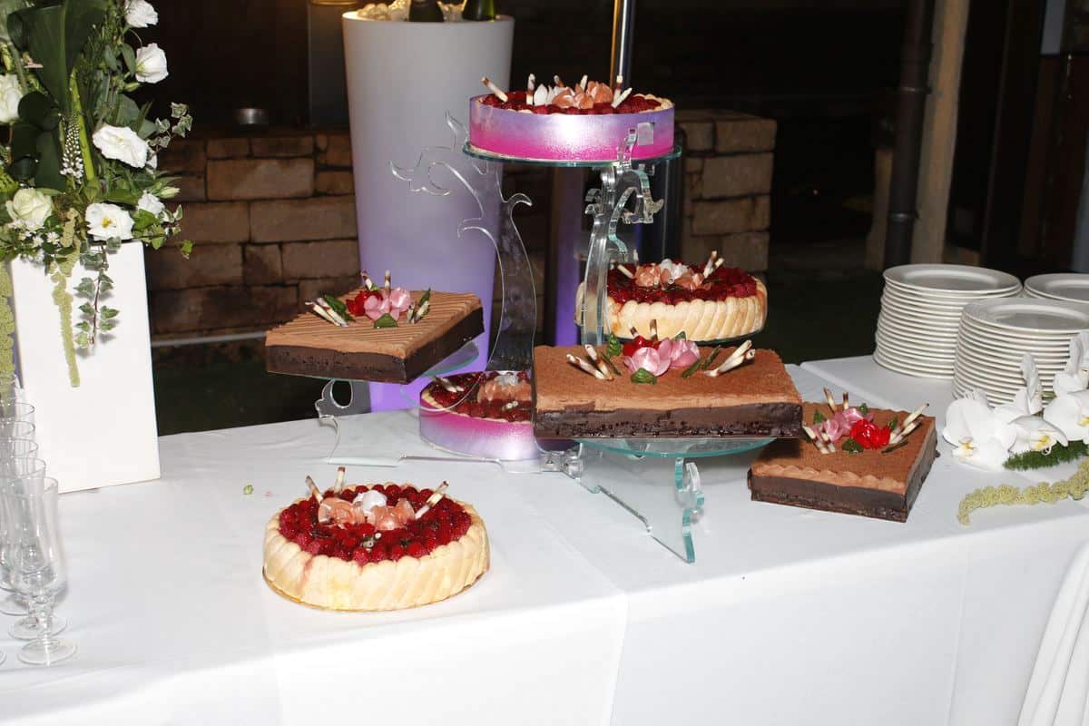 Gateaux : framboisier, royal chocolat. Mariage à Neuville sur Saône