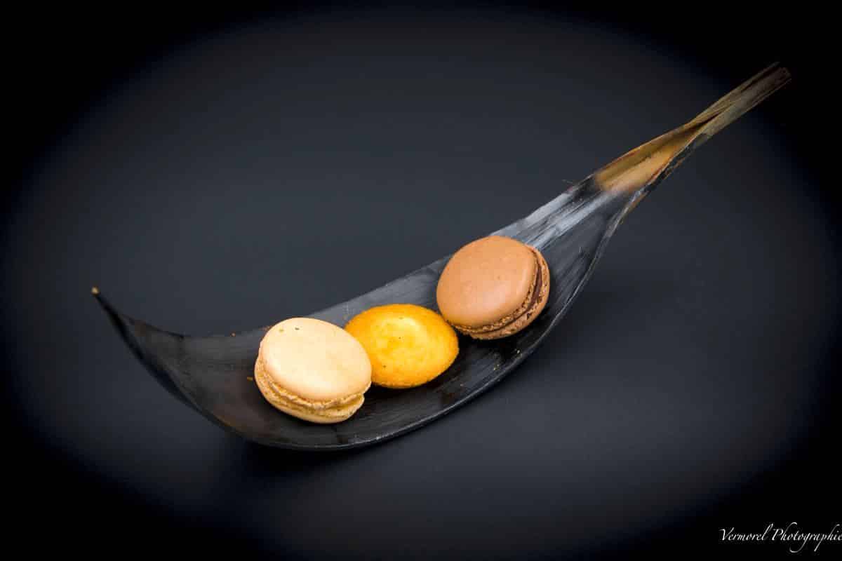 Macaron au chocolat et madeleine maison