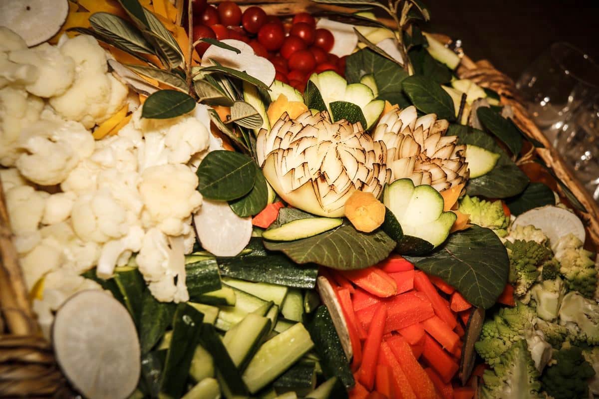 Paniere de légumes crus et sauces pour réception