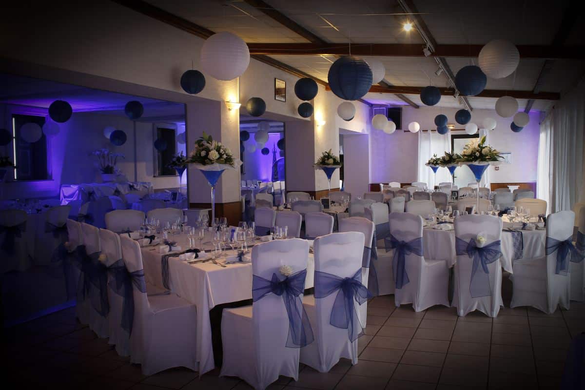 salle-de-mariage-blan-bleu