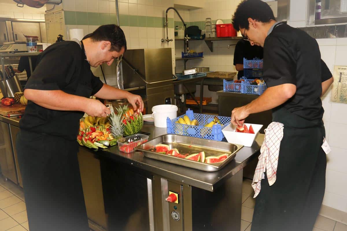 Travail en cuisine préparation de fruits frais à Quincieux -Rhône