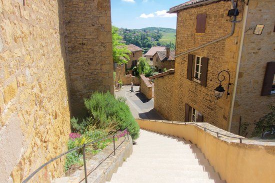 village-oingt village-oingt