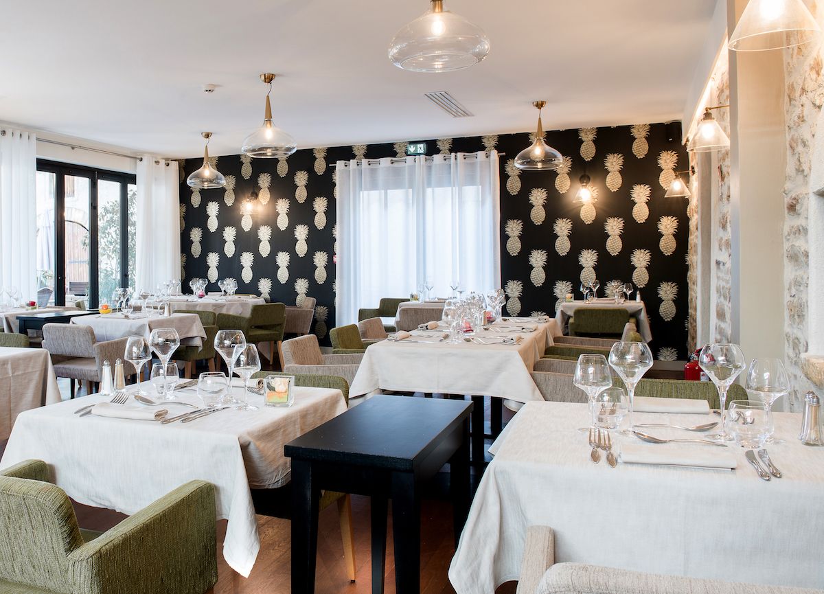 nouvelle-deco-salle-restaurant-tante-yvonne-tables-proche-villefranche-sur-saone-1200 new room