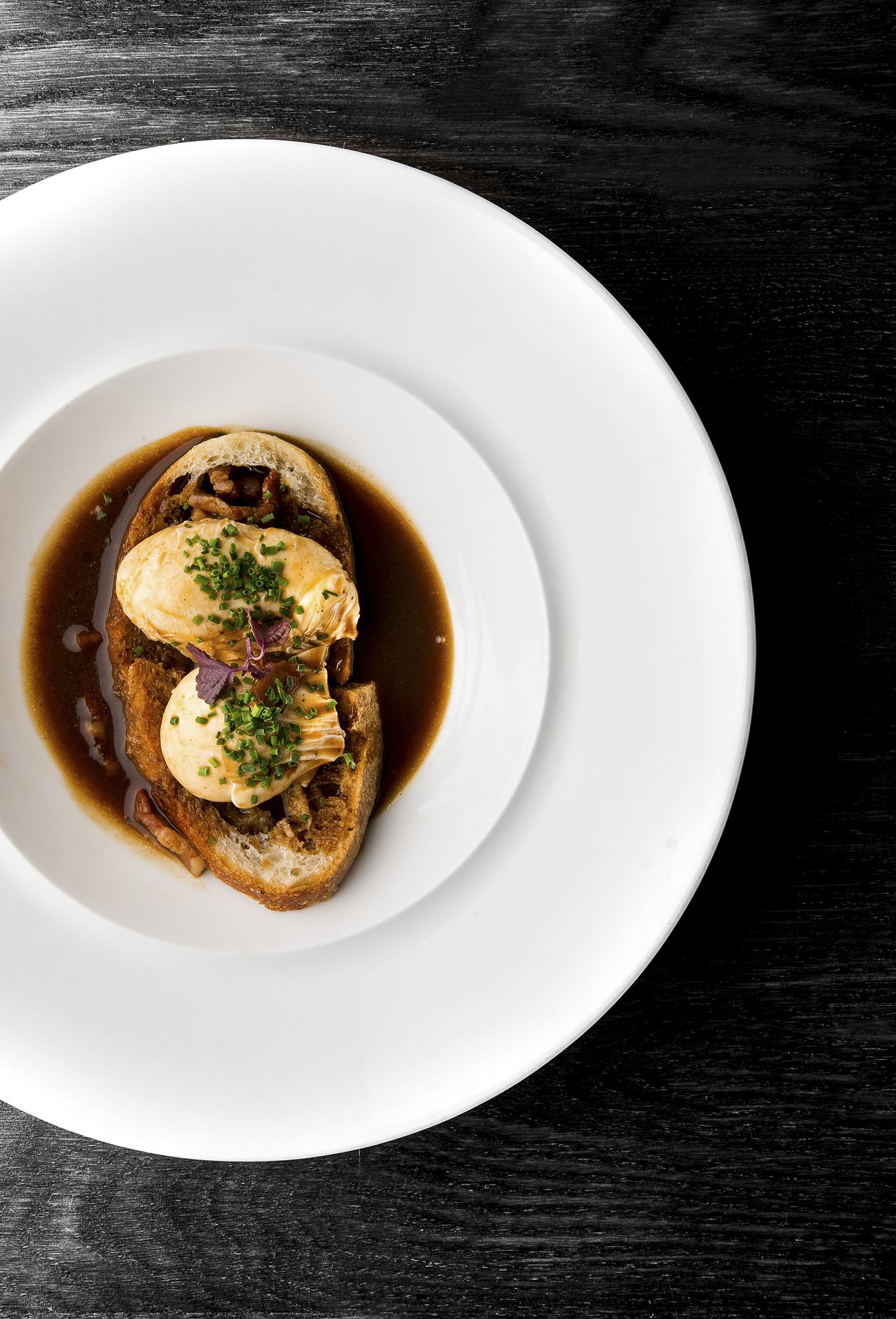 Œufs meurette à la Bourguignonne sur son pain grillé