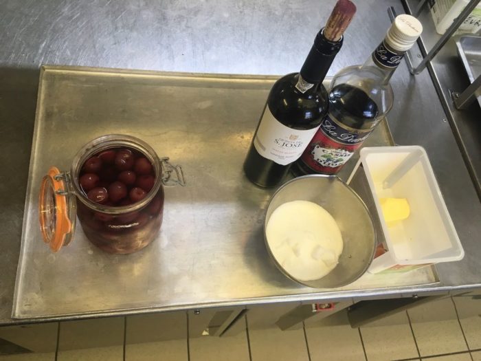 Recette de dessert Jubilé de cerise à la crème de cassis et au porto